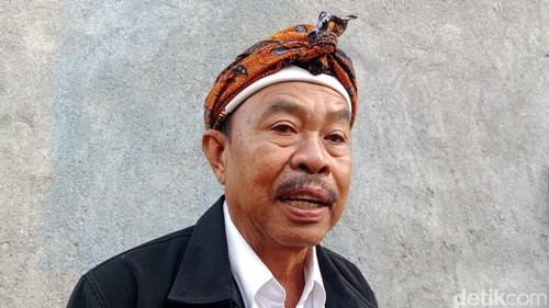 Tokoh Adat Masyarakat Bayan Lombok Utara, Raden Kertamono, ketika di wawancara seusai menjadi narasumber di Temu Wicara Tragedi Rinjani, Kamis (7/8/2025). (Sanusi Ardi W/detikBali).