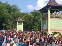Seru! Ribuan Warga Berebut Apem Yaaqawiyyu di Klaten
