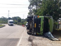 Truk Muatan 12 Ton Biji Plastik Terguling di Kalikiring Boyolali