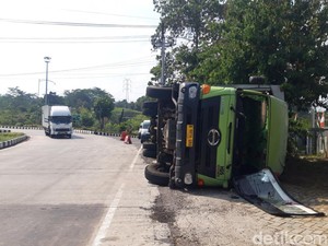 Truk Muatan 12 Ton Biji Plastik Terguling di Kalikiring Boyolali