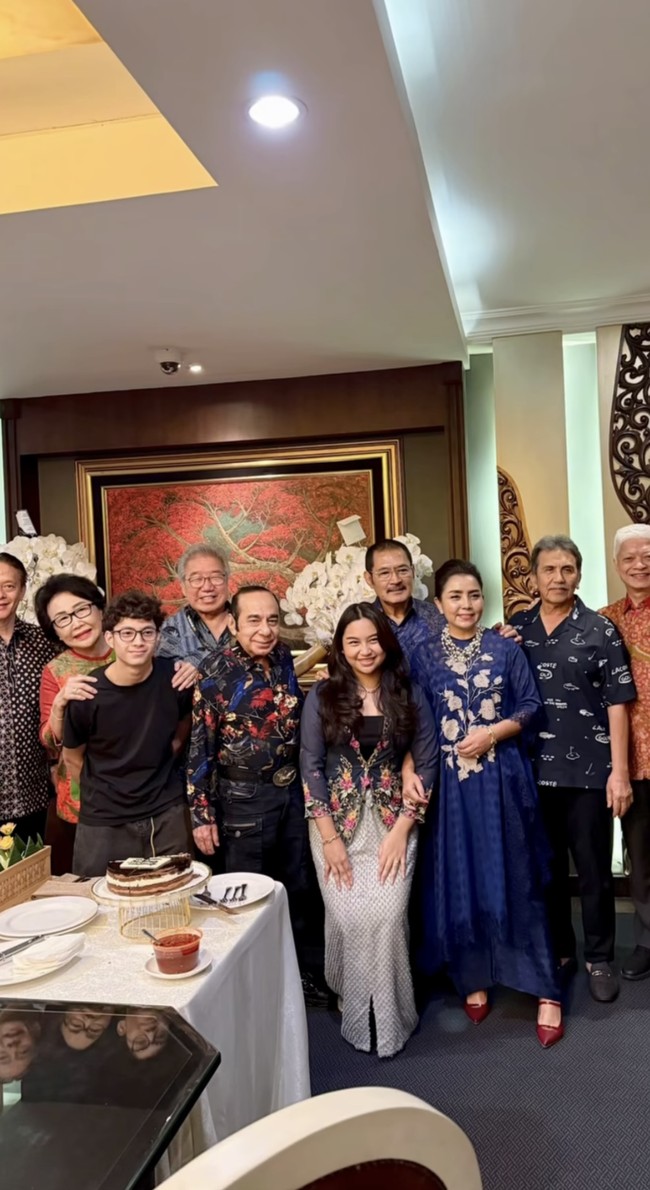 Tepat pada 23 Juli 2025 Bambang Trihatmodjo berulang tahun yang ke-72. Melalui akun Instagram pribadinya, Mayangsari membagikan momen manis ulang tahun sang suami. Foto: Instagram/@mayangsari_official