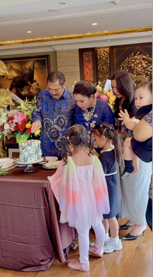 Bambang merayakan pertambahan usianya dengan para anggota keluarga dan kerabat dekat. Terlihat Mayangsari dan putrinya, Khirani setia menemani Bambang saat proses pemotongan kue ulang tahun. Foto: Instagram/@mayangsari_official