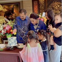 Bambang merayakan pertambahan usianya dengan para anggota keluarga dan kerabat dekat. Terlihat Mayangsari dan putrinya, Khirani setia menemani Bambang saat proses pemotongan kue ulang tahun. Foto: Instagram/@mayangsari_official
