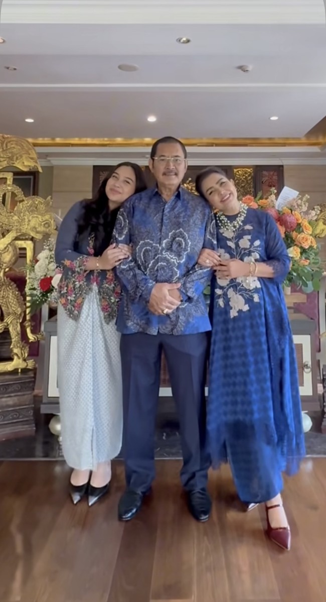 Bambang bersama istri dan putrinya tampil kompak dalam balutan busana berwarna biru. Bambang memilih memadukan kemeja batik lengan panjang dengan celana panjang senada. Foto: Instagram/@mayangsari_official
