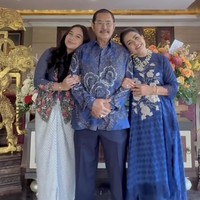 Bambang bersama istri dan putrinya tampil kompak dalam balutan busana berwarna biru. Bambang memilih memadukan kemeja batik lengan panjang dengan celana panjang senada. Foto: Instagram/@mayangsari_official