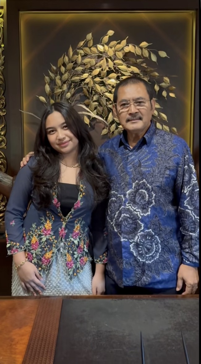 Sementara Khirani kenakan kebaya modern motif floral dengan inner hitam dan rok panjang bawahan berwarna biru muda. Foto: Instagram/@mayangsari_official