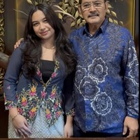 Sementara Khirani kenakan kebaya modern motif floral dengan inner hitam dan rok panjang bawahan berwarna biru muda. Foto: Instagram/@mayangsari_official