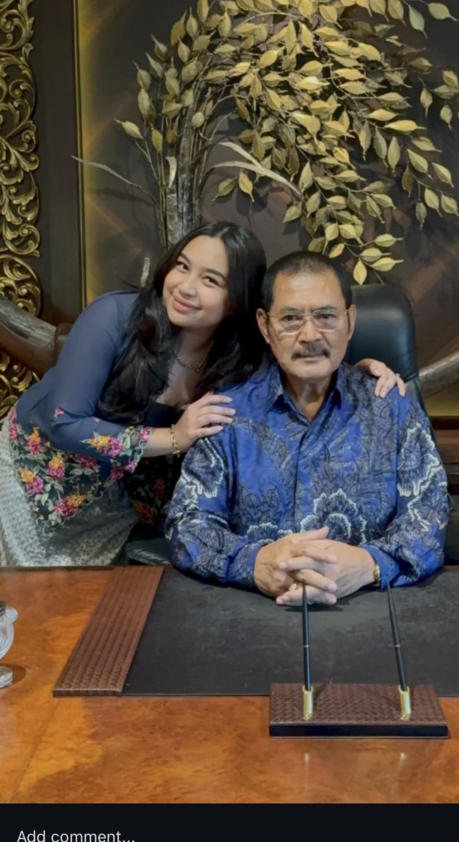 Sudah remaja, Khirani pamer kedekatannya dengan sang ayah. Tapi natural dengan riasan wajah minimalis dan soft, gadis 19 tahun itu tampil cantik tak kalah dari sang mama. Foto: Instagram/@mayangsari_official