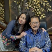 Sudah remaja, Khirani pamer kedekatannya dengan sang ayah. Tapi natural dengan riasan wajah minimalis dan soft, gadis 19 tahun itu tampil cantik tak kalah dari sang mama. Foto: Instagram/@mayangsari_official