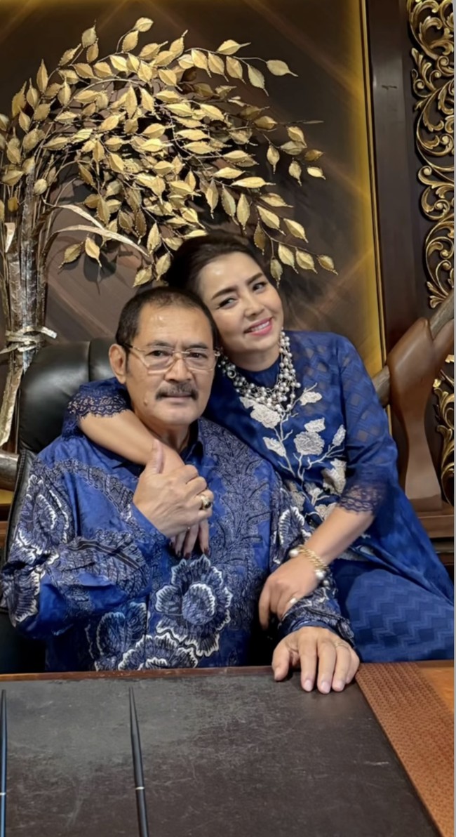 Mayangsari dan Bambang juga tampak memamerkan keharmonisan dan kemesraan mereka. Menikah sejak tahun 2000, kini keduanya sudah memasuki usia pernikahan yang ke-25. Foto: Instagram/@mayangsari_official
