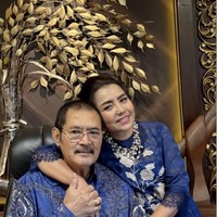 Mayangsari dan Bambang juga tampak memamerkan keharmonisan dan kemesraan mereka. Menikah sejak tahun 2000, kini keduanya sudah memasuki usia pernikahan yang ke-25. Foto: Instagram/@mayangsari_official