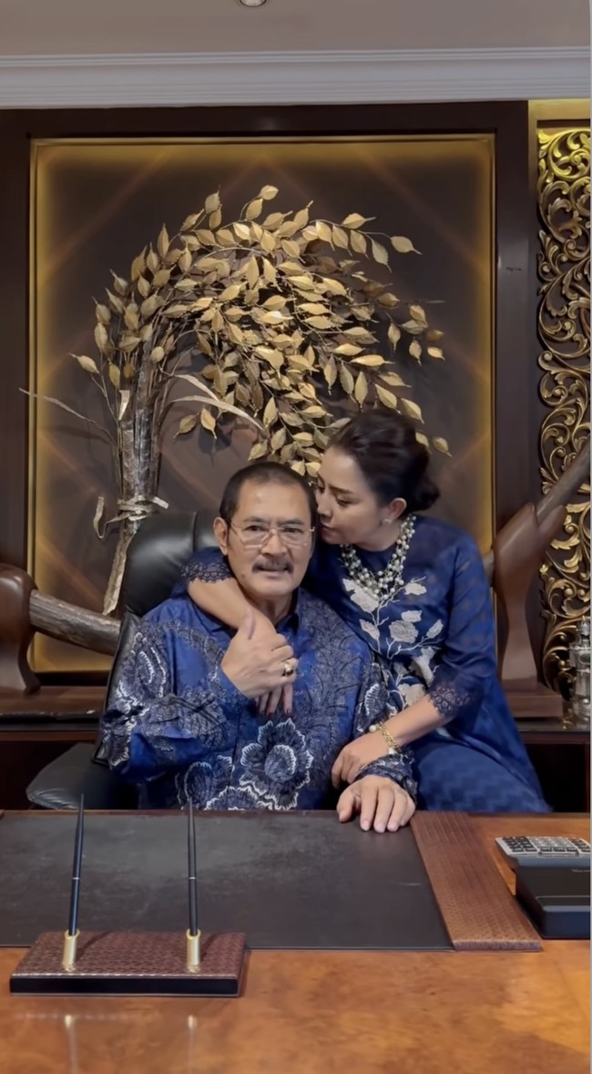 Dalam salah satu foto terlihat Mayangsari yang duduk di sebelah Bambang sedang merangkul dan mencium suaminya tersebut. Foto: Instagram/@mayangsari_official