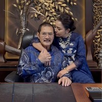 Dalam salah satu foto terlihat Mayangsari yang duduk di sebelah Bambang sedang merangkul dan mencium suaminya tersebut. Foto: Instagram/@mayangsari_official