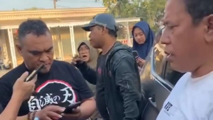 Viral Debt Collector Akrab dengan Polisi Usai Ribut Tarik Mobil di Nganjuk