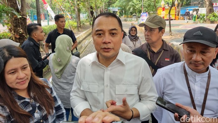 Wali Kota Surabaya Eri Cahyadi saat berkunjung ke Kebun Binatang Surabaya.