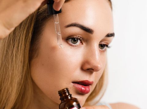 Wanita Memakai Skincare Wanita Memakai Skincare