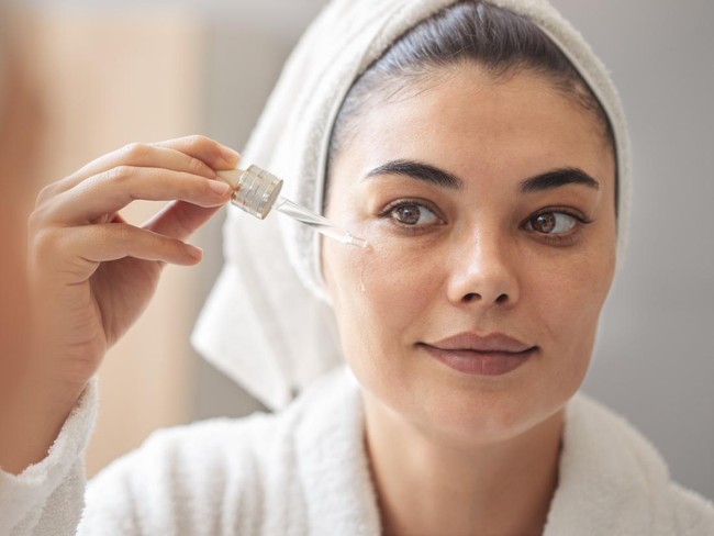 Wanita Memakai Skincare