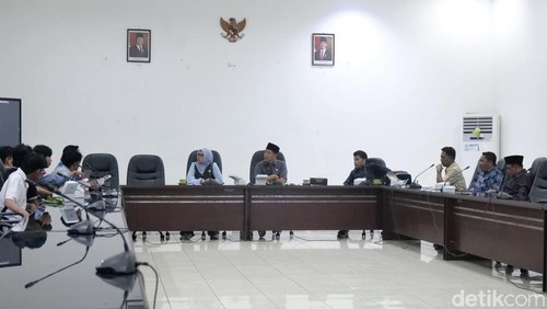 Warga Meang saat melakukan hearing ke DPRD Lombok Barat, Jumat (8/8/2025). (Foto: M Zahiruddin/detikBali)