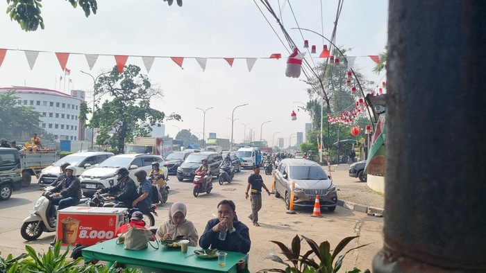 Warga sarapan di warung dekat jalan TB Simatupang (Taufik/detikcom)