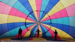 Warna-warni Balon Udara Hiasi Langit Inggris