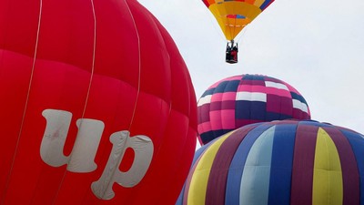 Warna-warni Balon Udara Hiasi Langit Inggris