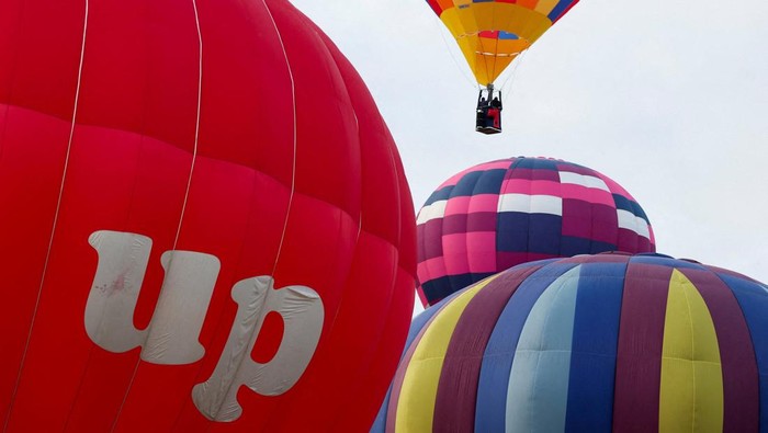 Langit Bristol dipenuhi balon udara panas dalam peluncuran massal Bristol International Balloon Fiesta 2025. Acara ini menarik ribuan penonton dari berbagai negara.