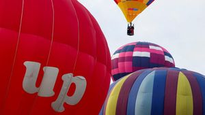 Warna-warni Balon Udara Hiasi Langit Inggris