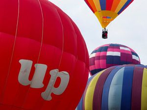 Warna-warni Balon Udara Hiasi Langit Inggris