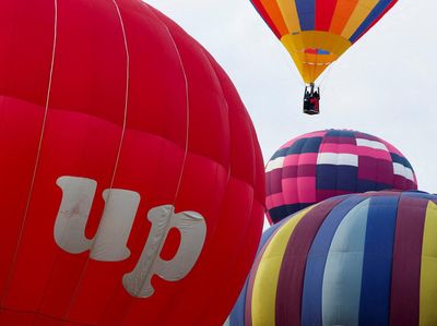 Warna-warni Balon Udara Hiasi Langit Inggris