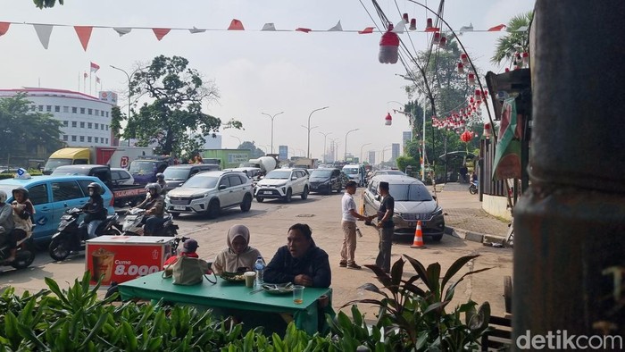 Warung jadi rest area di Jalan TB Simatupang. (Taufiq/detikcom)