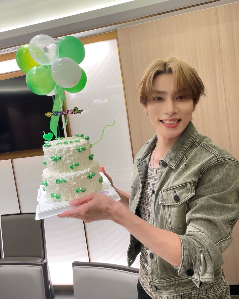 Xiaojun WayV viral menjadi sorotan usai mentraktir 240 penggemarnya di HaiDiLao.