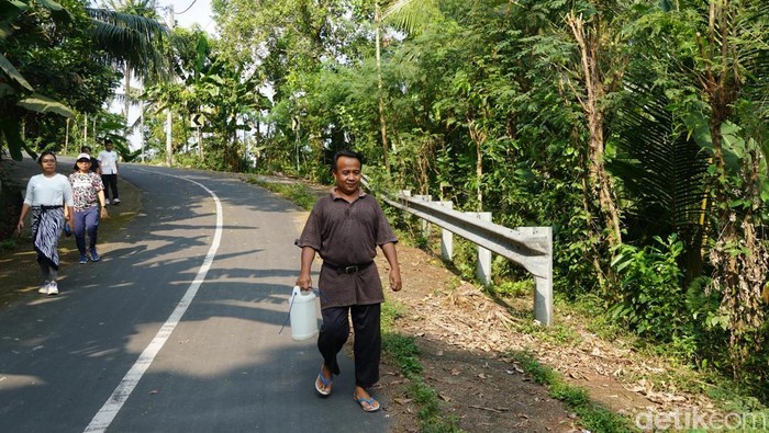 Zakir, petani gula aren di Desa Apirai, Batulayar Lombok Barat, NTB Zakir, petani gula aren di Desa Apirai, Batulayar Lombok Barat, NTB
