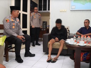 Polisi Amankan Pemuda Pasuruan yang Lepas Bendera Arema di Malang