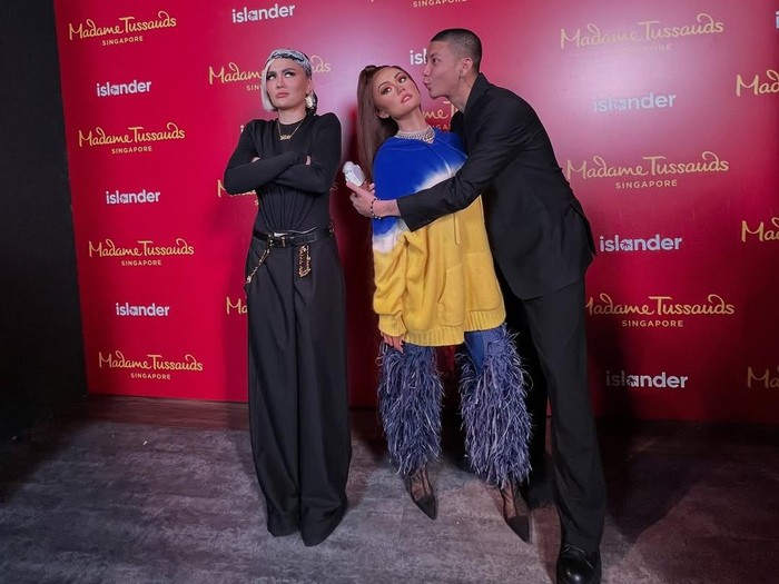 Agnez Mo Agnez Mo dan patung lilinnya di Madame Tussauds Singapura.