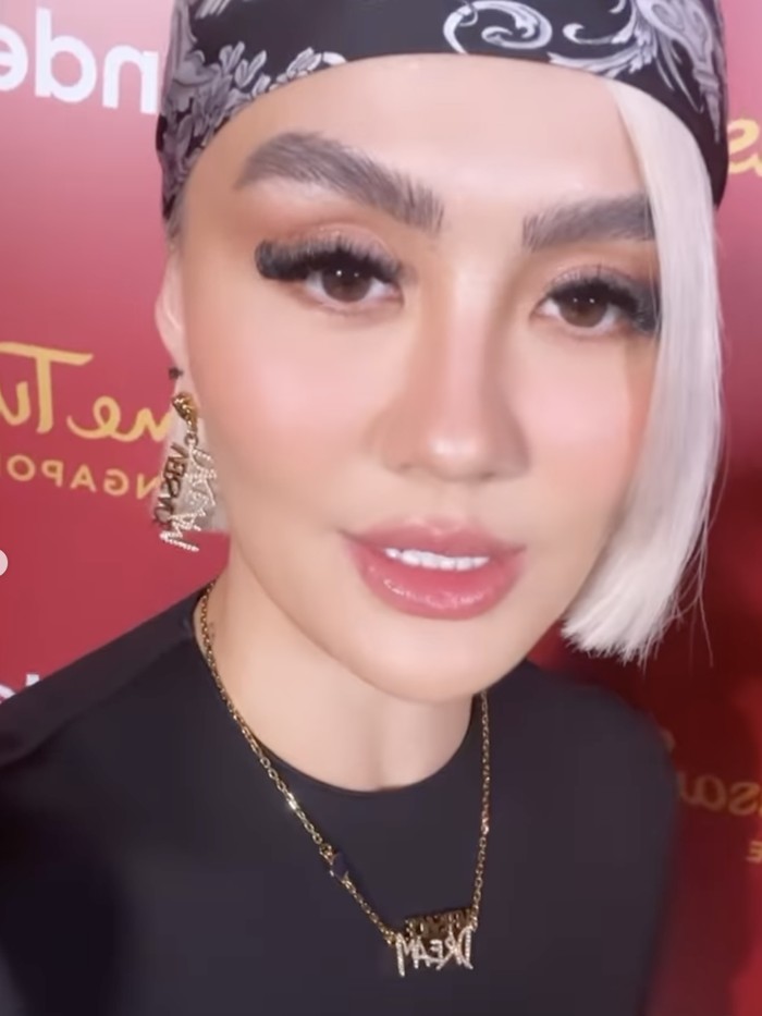 Agnez Mo Agnez Mo dan patung lilinnya di Madame Tussauds Singapura.
