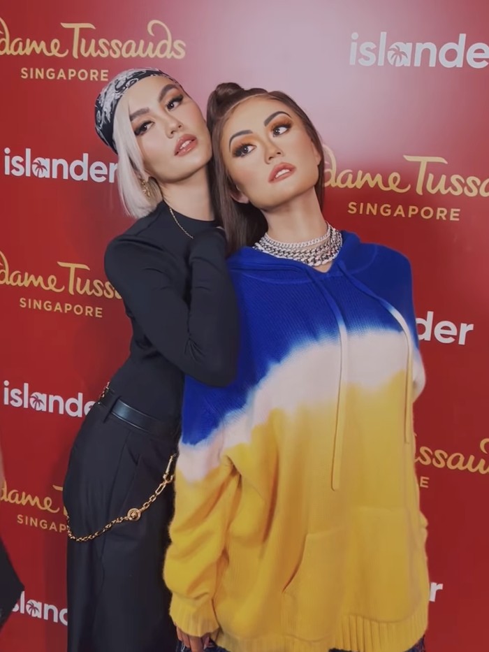 Agnez Mo dan patung lilinnya di Madame Tussauds Singapura.