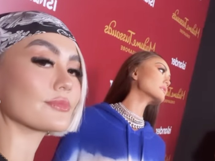 Agnez Mo Agnez Mo dan patung lilinnya di Madame Tussauds Singapura.