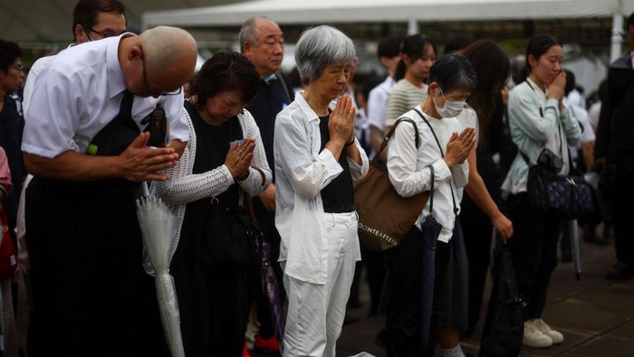 Air Mata dan Doa Iringi 80 Tahun Peringatan Bom Atom di Nagasaki Suasana haru menyelimuti Taman Perdamaian Nagasaki saat ribuan orang berkumpul untuk memperingati 80 tahun pengeboman atom yang menghancurkan kota di akhir Perang Dunia II. Upacara yang digelar pada Sabtu (9/8/2025) itu dihadiri oleh penyintas, keluarga korban, pelajar, serta para pejabat setempat. REUTERS/Issei Kato