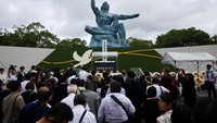 Upacara tahunan ini tidak hanya menjadi momen mengenang korban, tetapi juga pengingat kuat bahwa perdamaian adalah warisan yang harus dijaga. REUTERS/Issei Kato