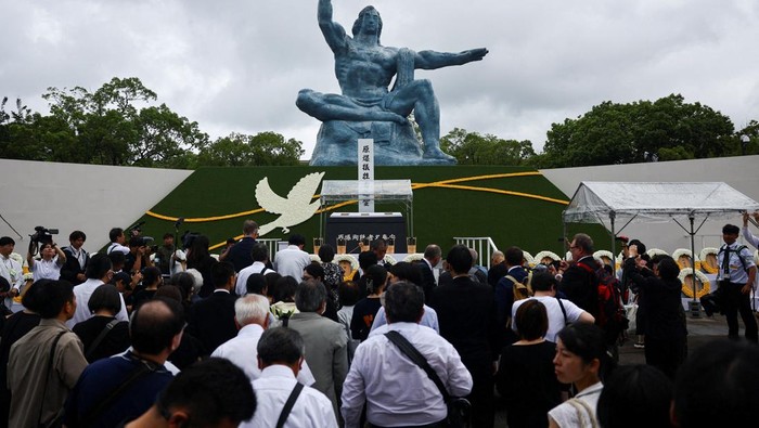 Air Mata dan Doa Iringi 80 Tahun Peringatan Bom Atom di Nagasaki Suasana haru menyelimuti Taman Perdamaian Nagasaki saat ribuan orang berkumpul untuk memperingati 80 tahun pengeboman atom yang menghancurkan kota di akhir Perang Dunia II. Upacara yang digelar pada Sabtu (9/8/2025) itu dihadiri oleh penyintas, keluarga korban, pelajar, serta para pejabat setempat. REUTERS/Issei Kato
