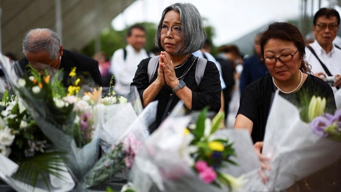 Suasana haru menyelimuti Taman Perdamaian Nagasaki saat ribuan orang berkumpul untuk memperingati 80 tahun pengeboman atom yang menghancurkan kota di akhir Perang Dunia II. Upacara yang digelar pada Sabtu (9/8/2025) itu dihadiri oleh penyintas, keluarga korban, pelajar, serta para pejabat setempat. REUTERS/Issei Kato