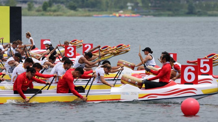 Aksi Seru di Semifinal Kano 200 Meter 8-Seater World Games Chengdu 2025 Persaingan ketat tersaji pada babak semifinal nomor kano 200 meter terbuka 8-seater di Arena Hubin, Danau Xinglong, Chengdu, Tiongkok, Sabtu (9/8/2025). Tim-tim peserta menunjukkan kekompakan dan kekuatan mendayung untuk memperebutkan tiket menuju final World Games Chengdu 2025. REUTERS/Go Nakamura