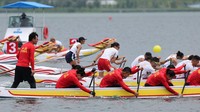 Riak air Danau Xinglong bergemuruh, pecah oleh hentakan dayung para atlet terbaik dunia di semifinal nomor kano 200 meter terbuka 8-seater. REUTERS/Go Nakamura