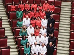 Video: Anggota Parlemen Italia Bentuk Formasi Bendera Palestina saat Sidang