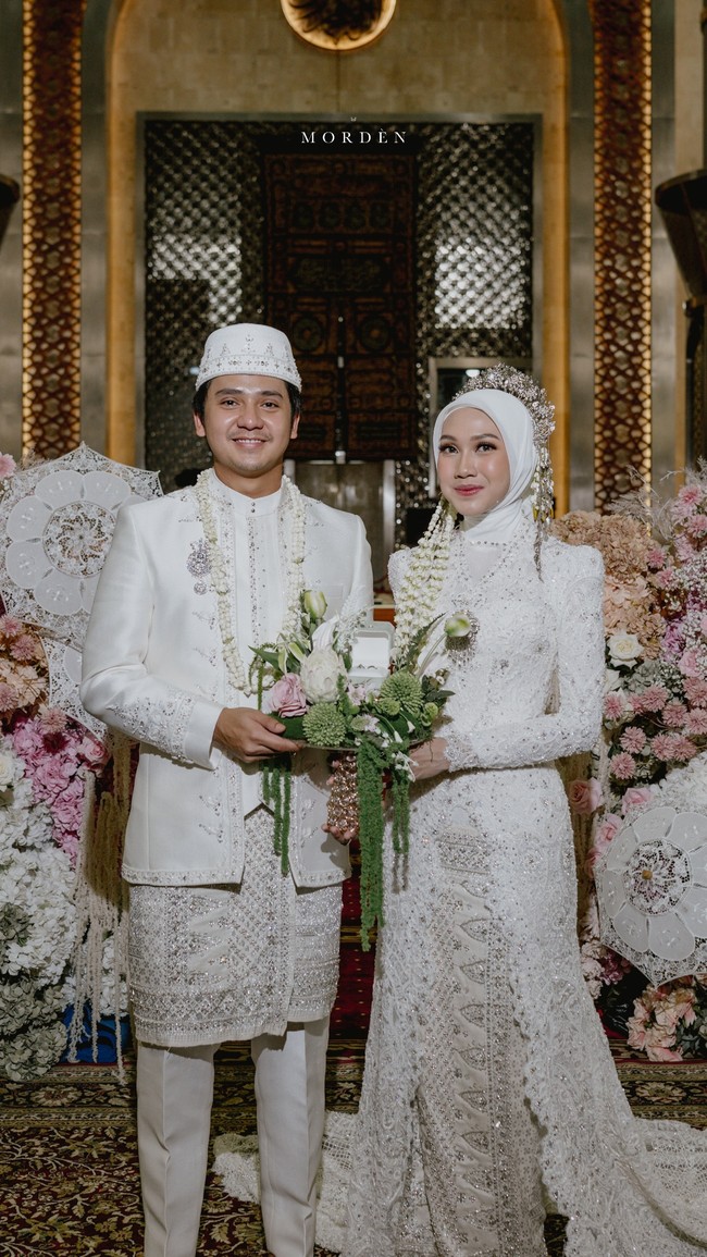 Sebelum menikah, Arbani melamar Raissa saat keduanya berlibur ke Tokyo, Jepang. Pasangan itu kemudian membagikan momen dari acara lamaran resmi yang digelar Selasa (17/6/2025). Foto: Instagram