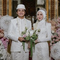 Sebelum menikah, Arbani melamar Raissa saat keduanya berlibur ke Tokyo, Jepang. Pasangan itu kemudian membagikan momen dari acara lamaran resmi yang digelar Selasa (17/6/2025). Foto: Instagram