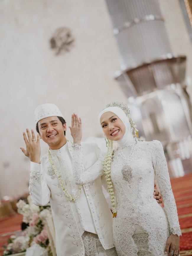 Di hadapan tamu undangan, Arbani membacakan Surah Ar-Rum ayat ke-21, menambah kesakralan acara. Wajahnya sempat terlihat tegang saat bersalaman dengan ayah Raissa, sebelum akhirnya dinyatakan sah menjadi suami-istri. Foto: Instagram