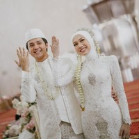 Di hadapan tamu undangan, Arbani membacakan Surah Ar-Rum ayat ke-21, menambah kesakralan acara. Wajahnya sempat terlihat tegang saat bersalaman dengan ayah Raissa, sebelum akhirnya dinyatakan sah menjadi suami-istri. Foto: Instagram