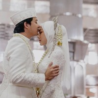 Dalam momen manis penuh cinta, Arbani terlihat mencium kening sang istri. Ia menuliskan, “Bismillah til Jannah🤍” sebagai keterangan foto Instagram. Foto: Instagram