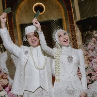 Dekorasi bunga dengan nuansa pastel menjadi latar indah dalam sesi foto mereka. Aura bahagia pun terpancar dari wajah Arbani dan Raissa saat memamerkan buku nikah warna hijau. Foto: Instagram